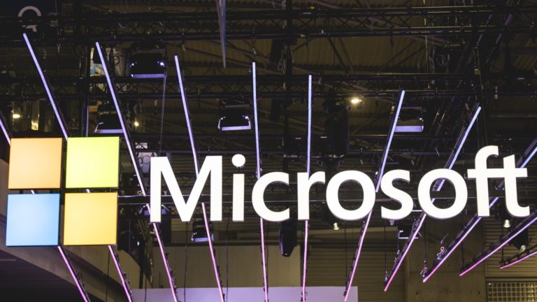 Microsoft tvrdí, že ruská hackerská skupina sa stále pokúša prelomiť jej systémy