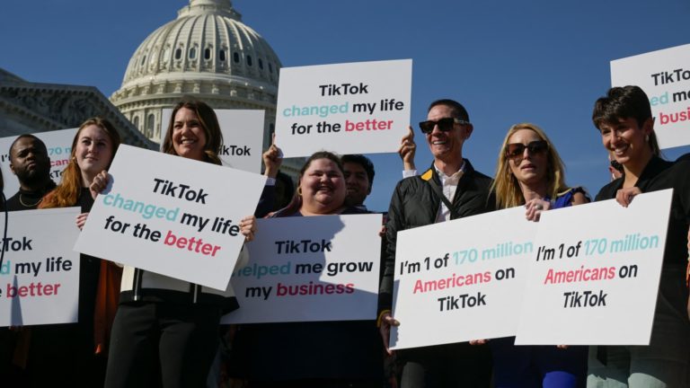 Tvorcovia TikTok sa obávajú o svoje živobytie po tom, čo Biden podpíše zákon