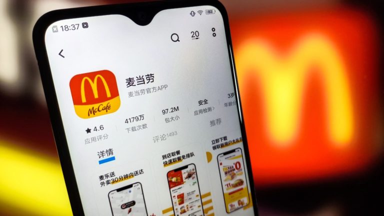 McDonald's trpí globálnym technologickým výpadkom, ktorý prinútil niektoré reštaurácie zastaviť prevádzku