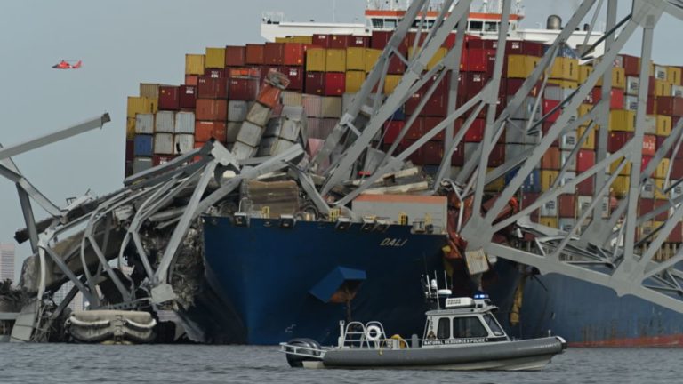 Logistické spoločnosti sa ťahajú po tom, čo sa zrútil most v prístave Baltimore