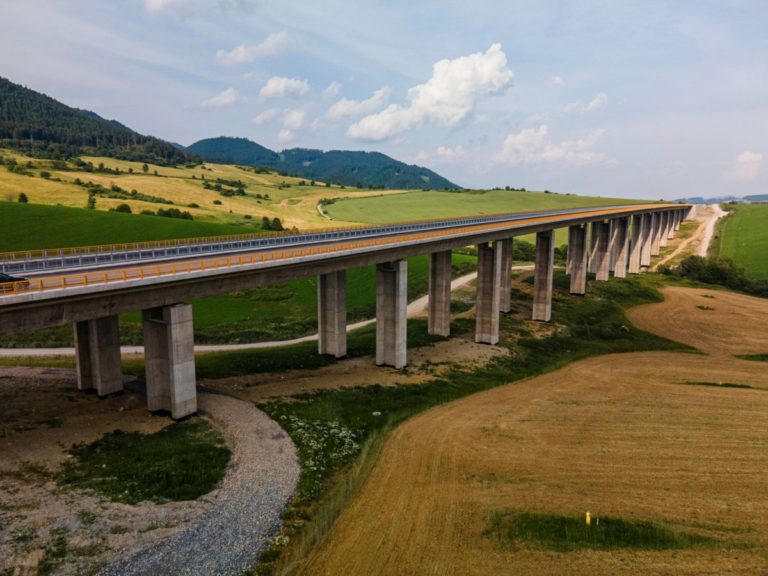 Európska komisia schválila 100-miliónovú investíciu, bude financovať druhú fázu výstavby diaľnice D1 pri Ružomberku