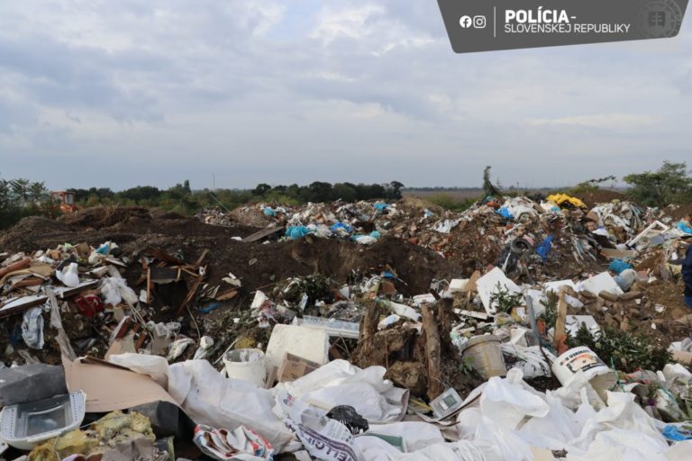 Enviropolícia objasnila v okrese Senec nelegálne ukladanie odpadu za milióny eur (foto)