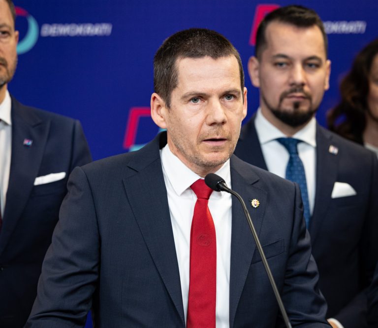 Hamran bude určite Ficovým terčom, je to však známe meno, ktoré môže prilákať voličov pre Demokratov, hovorí politológ