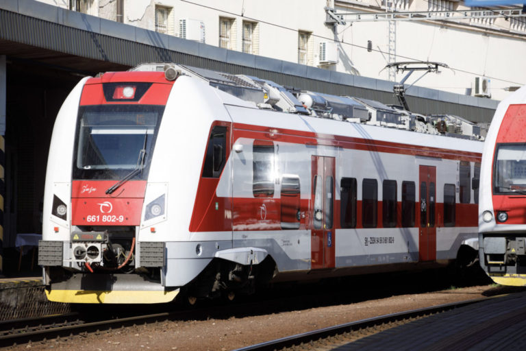 Vlaky na trati Bratislava – Štúrovo bude premávať v obmedzenom režime, cestujúci by sa mali pripraviť na meškanie