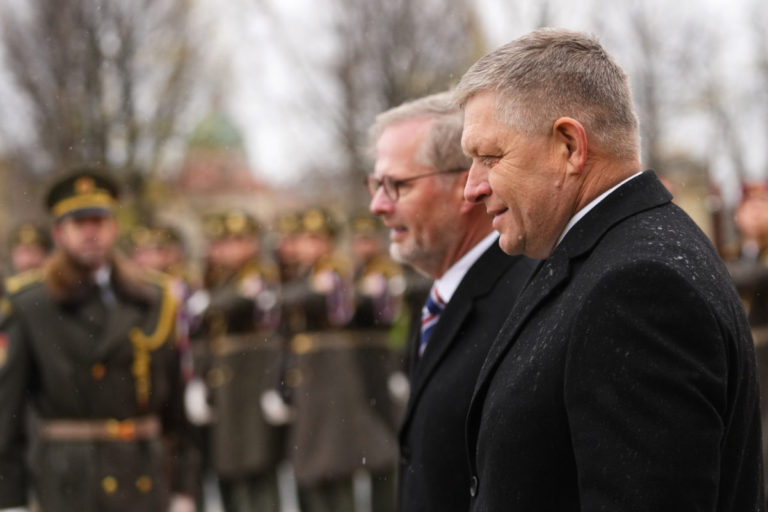 Zrušenie spoločných rokovaní českej a slovenskej vlády je symbolickým gestom, hodnotia politológovia