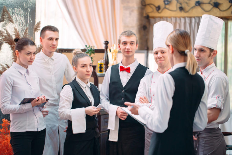 Hoteliersva a gastra sa odchod pracovníkov do predčasného dôchodku veľmi nedotkol, naďalej chýbajú tisíce pracovníkov