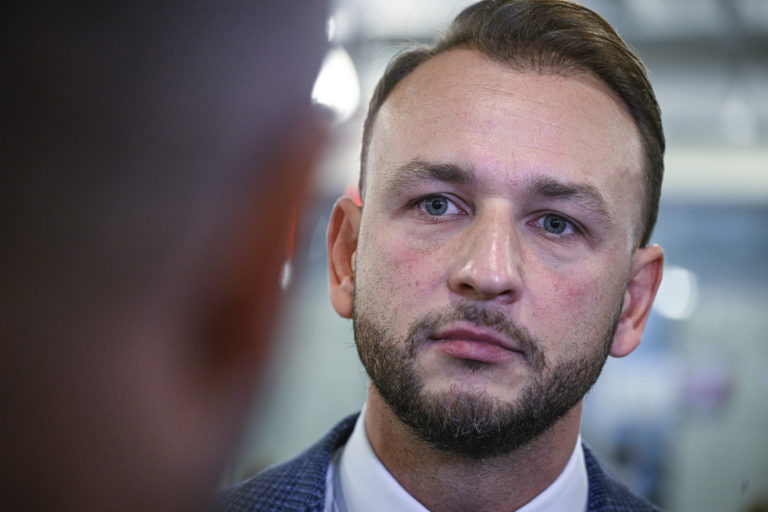 Šutaj Eštok spôsobil podľa progresívcov pasovú krízu, štát mešká s vydaním takmer 15-tisíc cestovných dokladov