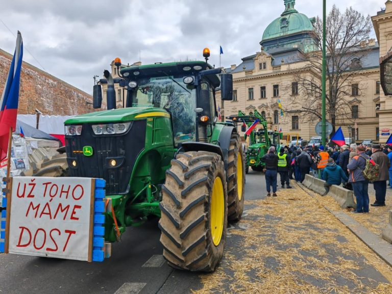 Farmári opäť protestujú v Prahe, pred úradom vlády aj na električkovú trať vysypali hnoj (video+foto)