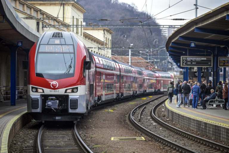 Medzištátne vlaky do Česka premávajú po náhradnej trase cez Holíč, cestujúci by mali rátať s ich meškaním
