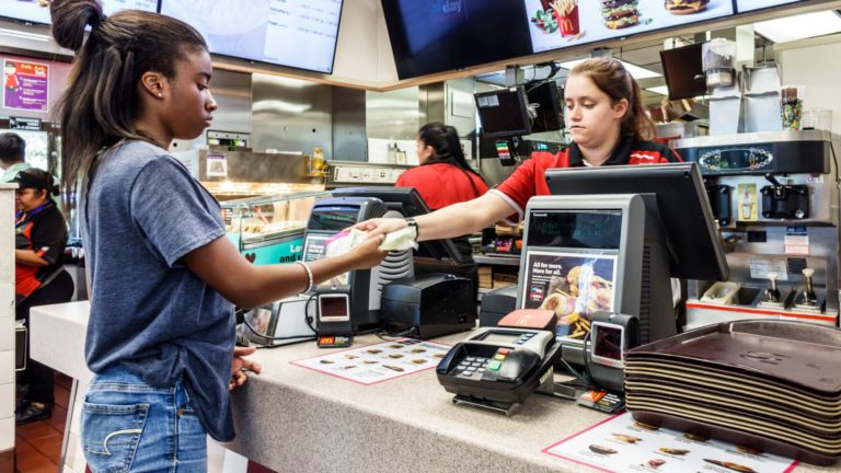 Spoločnosti od McDonald's po 3M varujú, že inflácia stláča spotrebiteľov