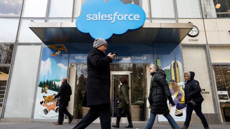 Salesforce klesá po správach, že sa rokuje o akvizícii Informatica