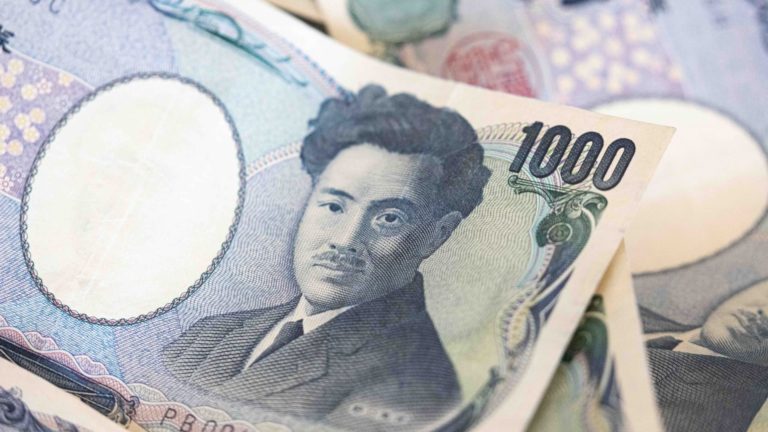 Japonský jen prvýkrát od roku 1990 oslabil voči americkému doláru na 160
