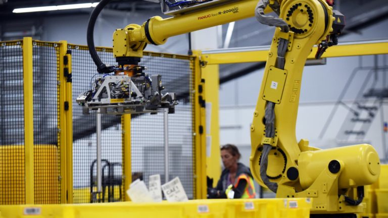 Špičkový výkonný riaditeľ Amazonu hovorí, že ide o „mýtus“, keď roboty kradnú pracovné miesta