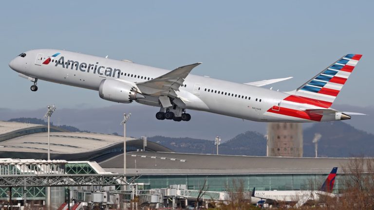 American Airlines zrušili niektoré medzinárodné lety z dôvodu meškania Boeingu