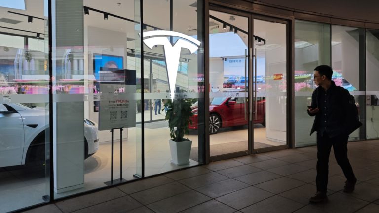 Akcie spoločnosti Tesla klesajú, Li Auto klesá, keď výrobcovia elektrických vozidiel znižujú ceny