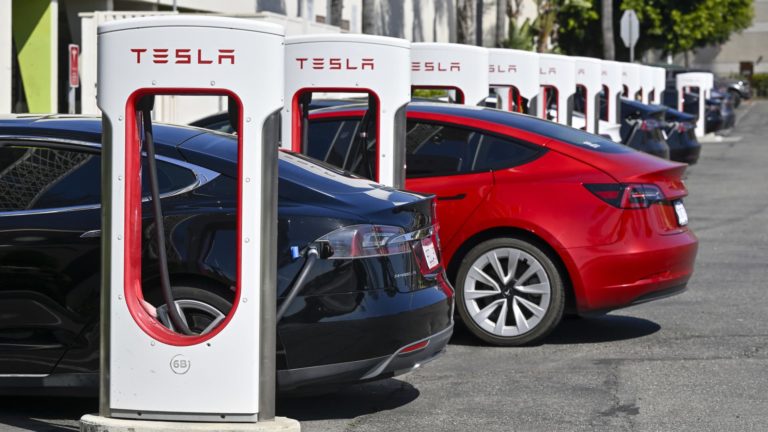 Tesla v USA znižuje cenu prémiovej asistencie vodiča FSD na polovicu