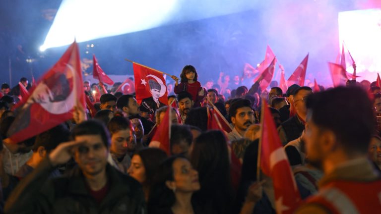 Turecká opozícia ohromuje víťazstvom v miestnych voľbách nad Erdoganovou stranou