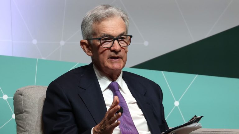 Powell z Fedu zdôrazňuje, že pred znížením sadzieb je potrebné získať viac dôkazov o tom, že inflácia sa zmierňuje