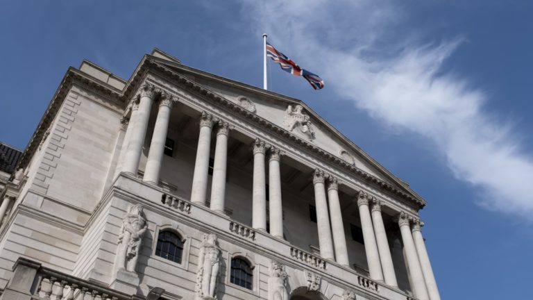 Bank of England zrušila grafy fanúšikov v rámci revízie prognóz