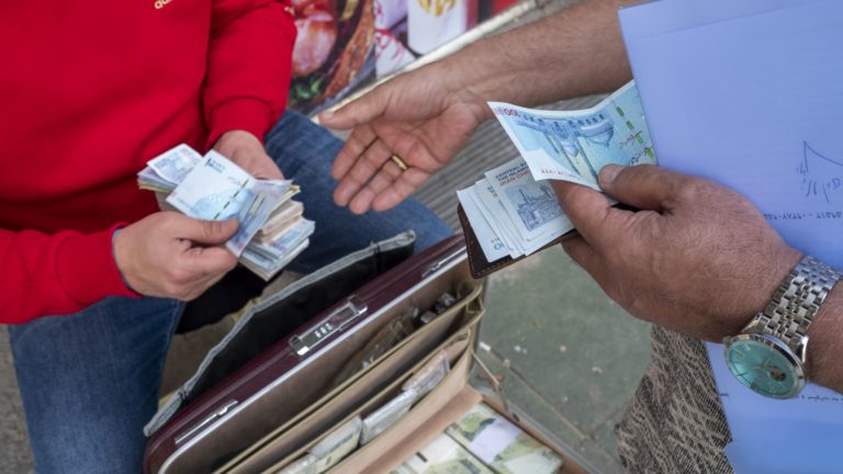 Iránsky rial sa po izraelských útokoch prepadol na rekordné minimum voči doláru