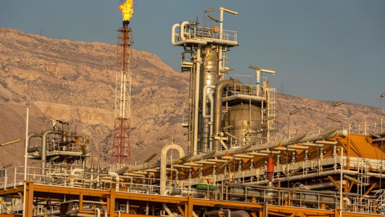 Ceny ropy by sa po prvom útoku Iránu na Izrael mohli vyšplhať nad 100 dolárov