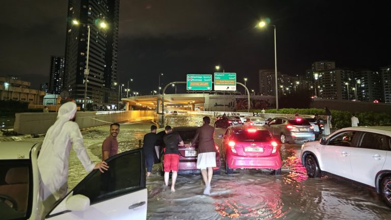 Spojené arabské emiráty zasiahli silné záplavy, keď rekordné zrážky prerušili lety v Dubaji