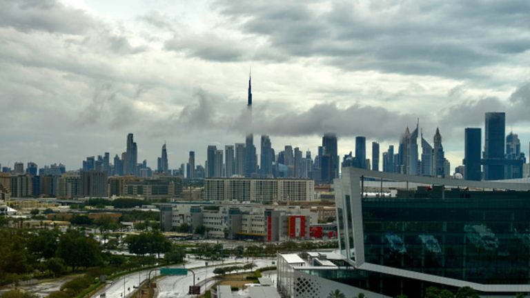 Spojené arabské emiráty popierajú, že k množeniu mrakov došlo pred silnými záplavami v Dubaji