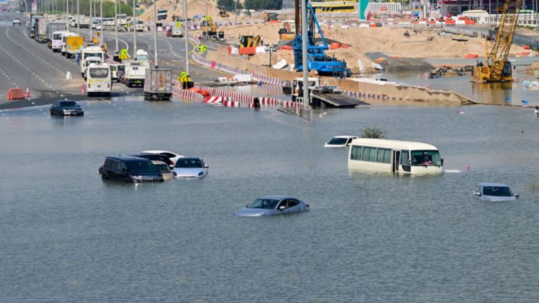 Záplavy v Dubaji a test odtoku v dôsledku klimatických zmien vo svete zlyhávajú