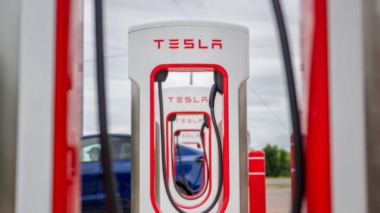 Akcie Tesly klesli po tom, čo Musk zrušil približne 500 pracovných miest v tíme Supercharger