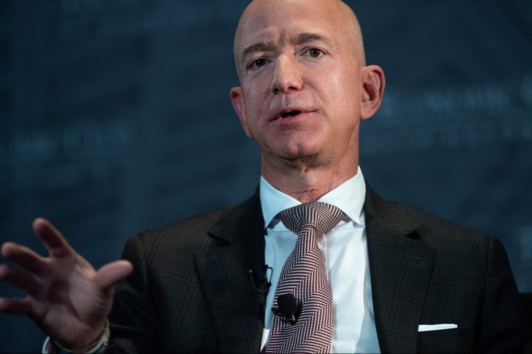 FTC tvrdí, že Jeff Bezos a ďalší predstavitelia Amazonu vymazali texty