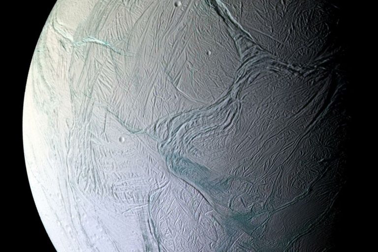 Saturnov oceánsky mesiac Enceladus je schopný podporovať život