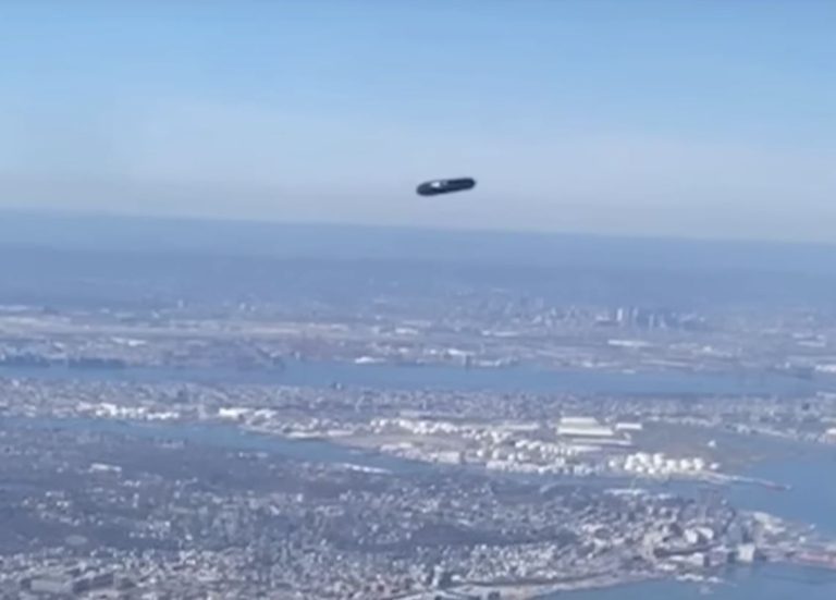 Čierne UFO bolo zachytené na krištáľovo čistom videu pasažierom lietadla