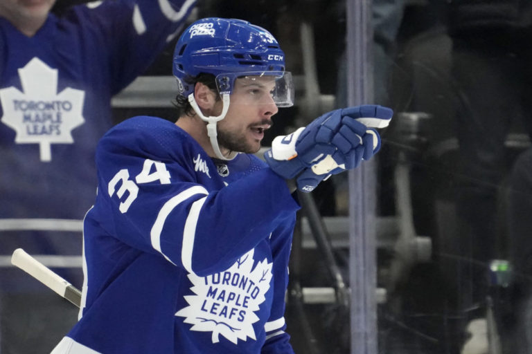Matthews so 62 gólmi je blízko od prekonania rekordu Lemieuxa, Crosby sa vyrovnal legendárnemu Gretzkému