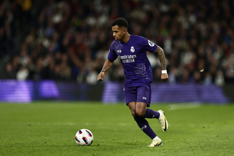 Real Madrid si na čele La Ligy udržiava náskok pred FC Barcelona, po odmlke sa ozval dvojgólový Rodrygo