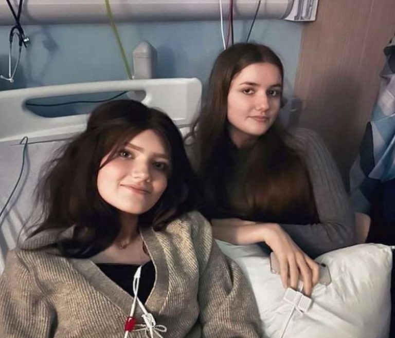 Dvojča cíti sestrinu bolesť z rakoviny bez toho, aby poznala diagnózu