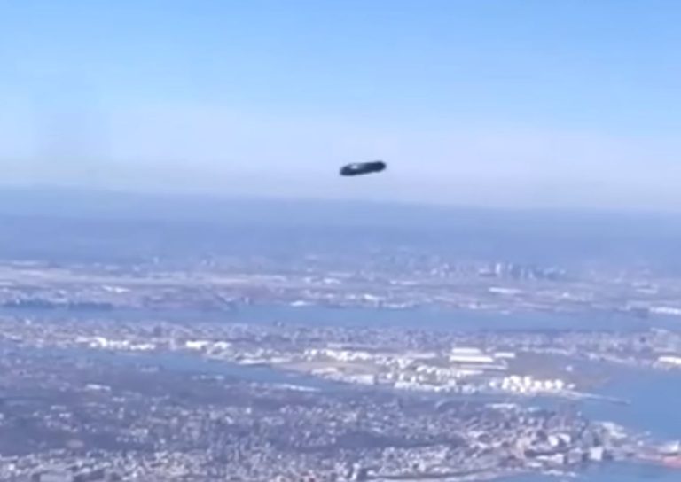 Vysokorýchlostné UFO prelietajúce okolo dopravného lietadla náhodne natočil cestujúci