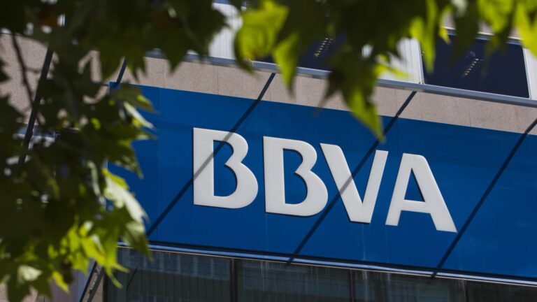 Španielska BBVA spúšťa vzácnu nepriateľskú ponuku na prevzatie konkurenčného Sabadell