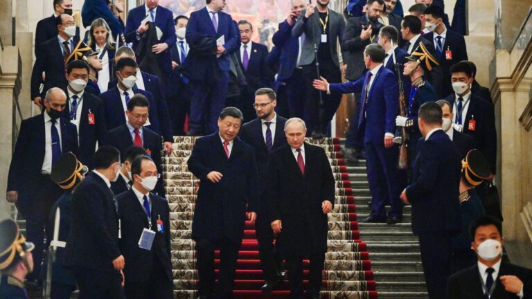 Rusko a Čína nechávajú Západ hádať