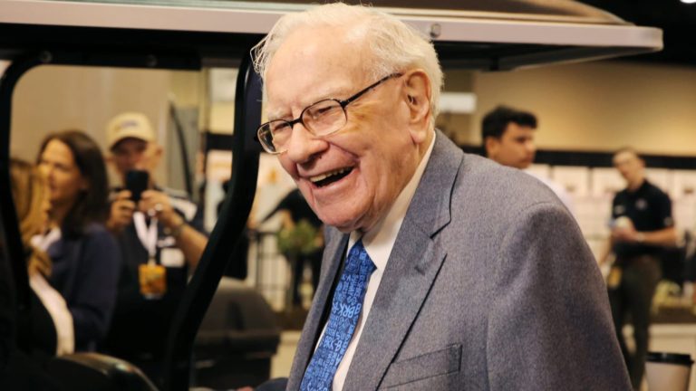 Buffett’s Berkshire Hathaway dosahuje trhovú hodnotu 1 bilión dolárov, je prvou americkou spoločnosťou mimo technológie, ktorej sa to podarilo