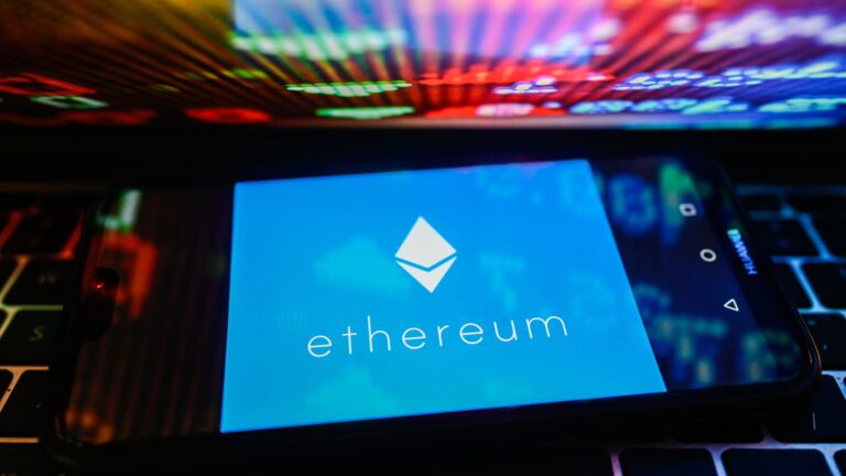 Éter vyskočil o 20 % na základe obnoveného optimizmu pre ETF, bitcoin tiež rástol