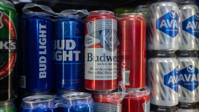 AB InBev zvyšuje príjmy vďaka bojkotu Bud Light, ktorý sa zmiernil