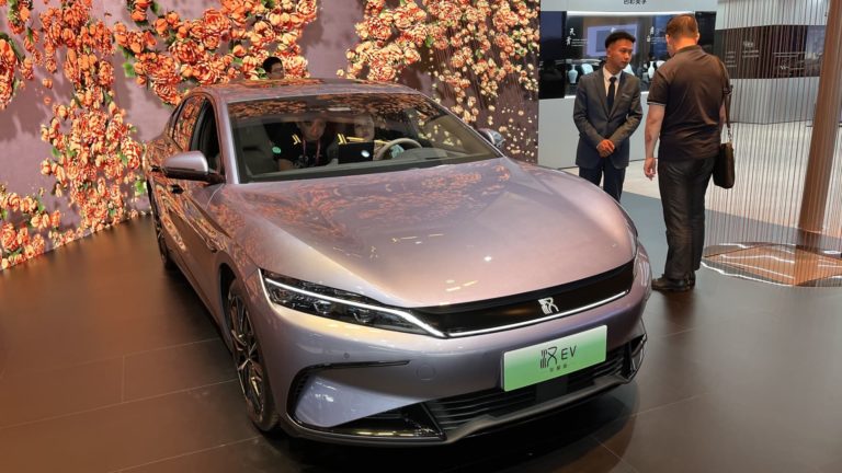 Čínske automobilky sa musia rýchlo prispôsobiť, inak stratia boom elektrických vozidiel