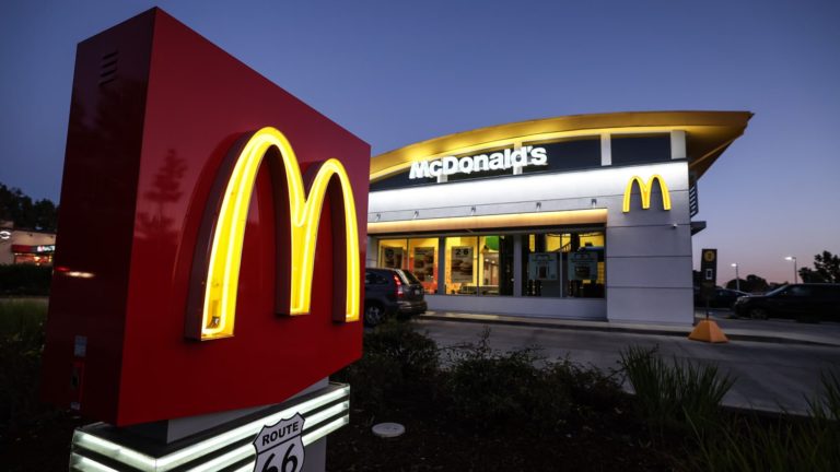 Zárobky Starbucks, McDonald's a Yum ukazujú, že spotrebitelia sa sťahujú späť