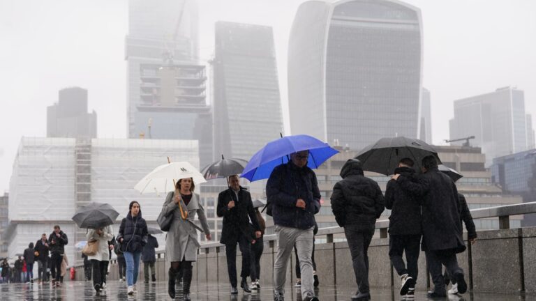 Britské maloobchodné tržby v apríli klesli o 2,3 %, chýbajú odhady