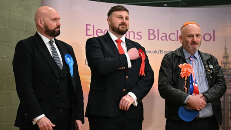 Britskí vládnuci konzervatívci utrpeli ďalšiu miestnu porážku, keď sa blížia všeobecné voľby