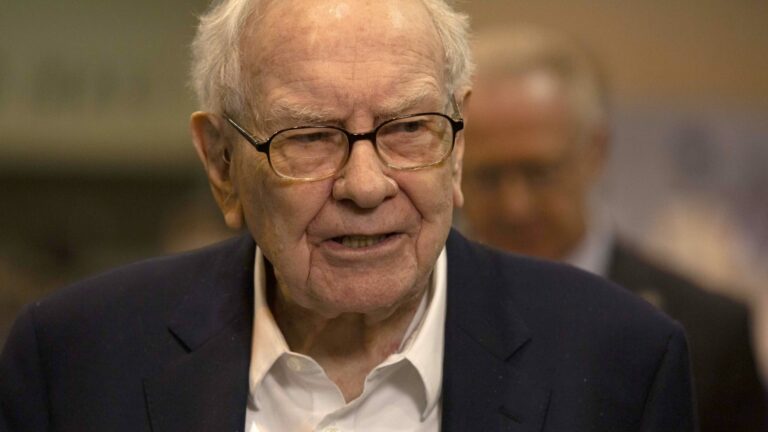 Berkshire Hathaway Warrena Buffetta znížila investície Applu v prvom štvrťroku približne o 13 %.