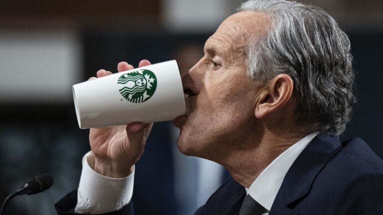 Bývalý generálny riaditeľ Howard Schultz zvažuje chýbajúce zárobky Starbucks