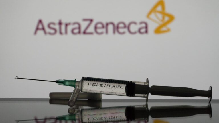 Spoločnosť AstraZeneca stiahne celosvetovú vakcínu proti Covidu z dôvodu poklesu dopytu