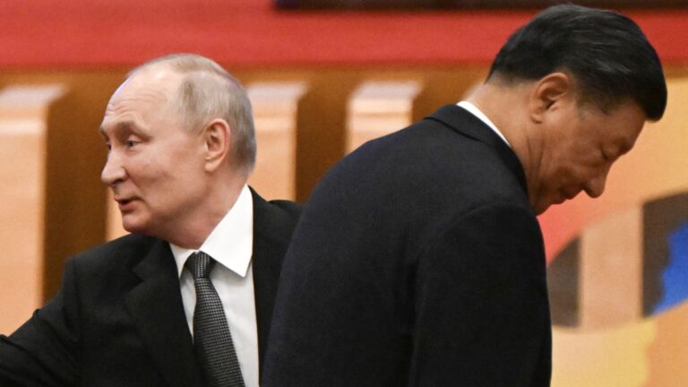 Xi víta Putina v Číne, keď sa obaja lídri snažia posilniť vzťahy