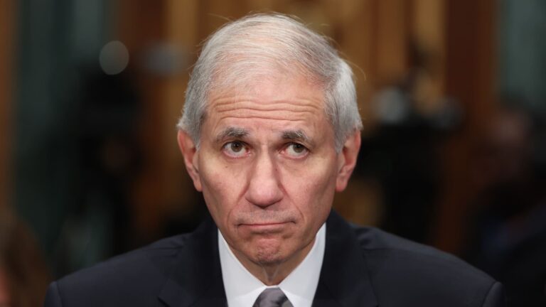 Predseda FDIC Martin Gruenberg odstúpi po vyšetrovaní obťažovania na pracovisku